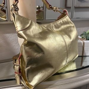 Beautiful Authentic classic gold Dooney & Bourke, this bag iGold & Red linen
